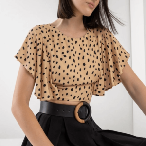 Blusa feminina estampada em viscose com babado nas mangas, da marca Lez a Lez, em cor bege com estampa preta, vista de frente.