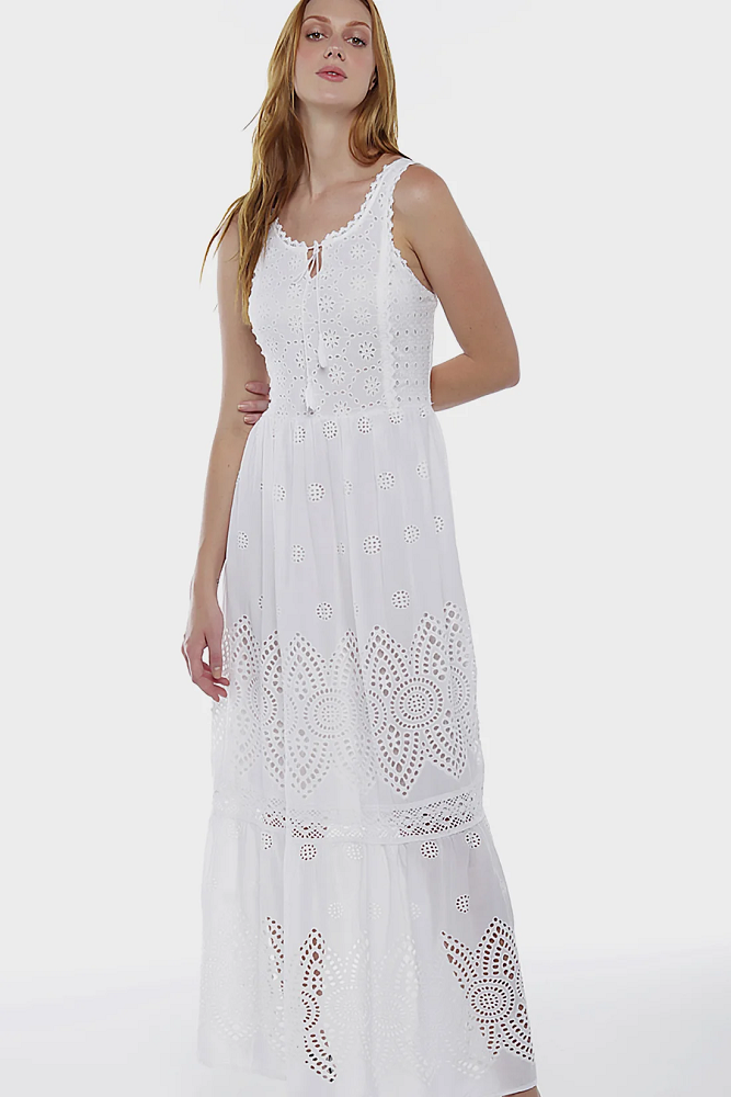 Vestido longo branco de laise com bordado floral.