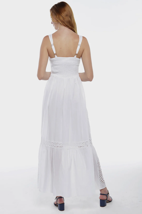 Vestido longo branco de laise com bordado floral.