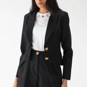 Mulher com um blazer preto acinturado com botões dourados