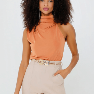 Blusa laranja sem mangas com gola alta e detalhe em suede