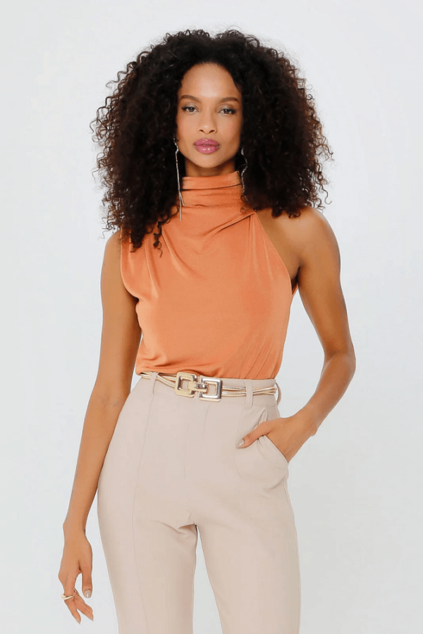 Blusa laranja sem mangas com gola alta e detalhe em suede