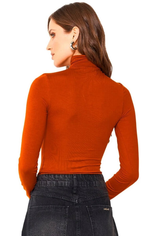 Blusa feminina de gola alta na cor laranja, da marca Colcci, vista de costas.