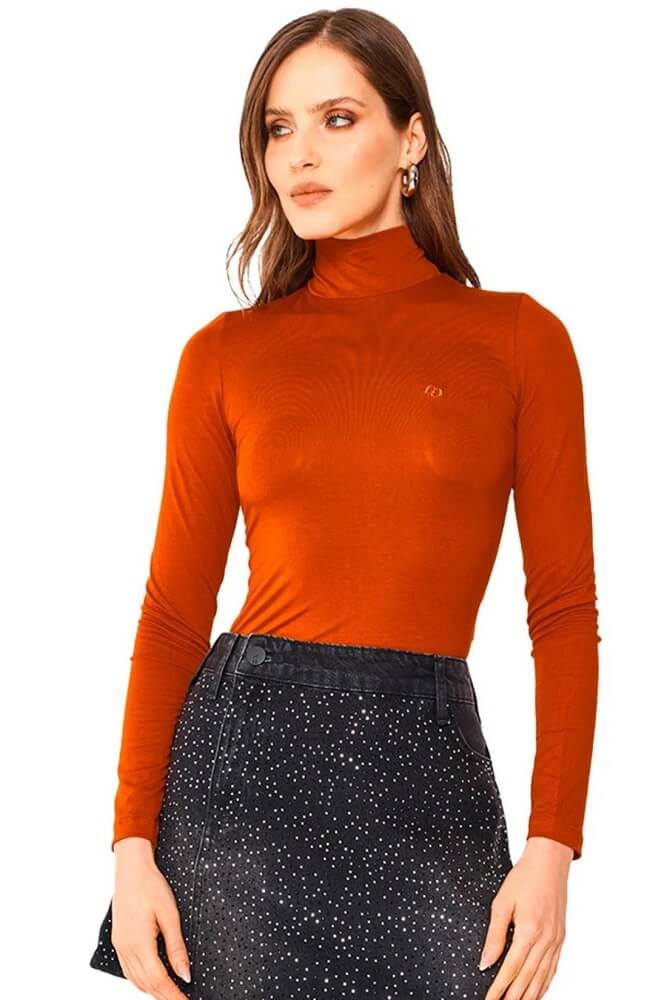 Blusa feminina de gola alta na cor laranja, da marca Colcci, vista de frente