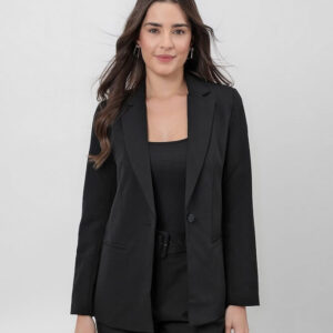 Mulher vestindo um blazer preto com uma camiseta preta por baixo.