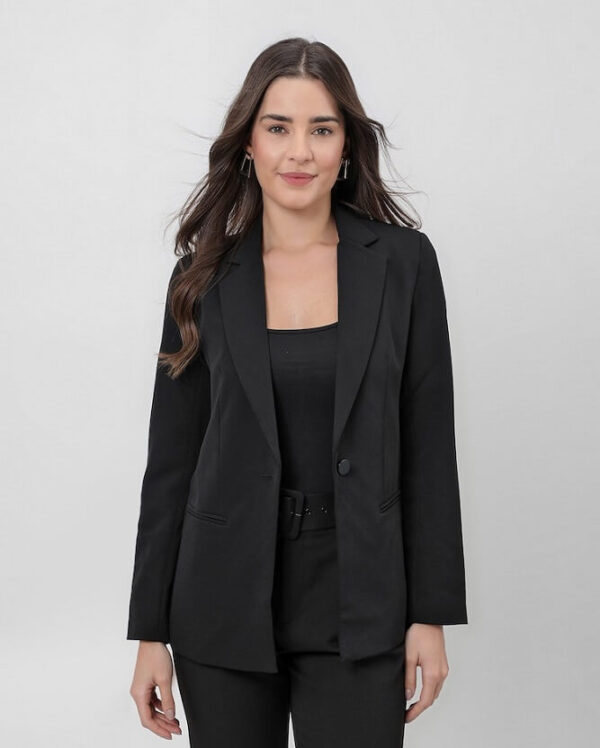 Mulher vestindo um blazer preto com uma camiseta preta por baixo.